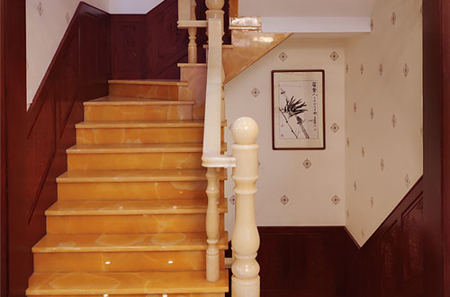 响水中式别墅室内汉白玉石楼梯的定制安装装饰效果